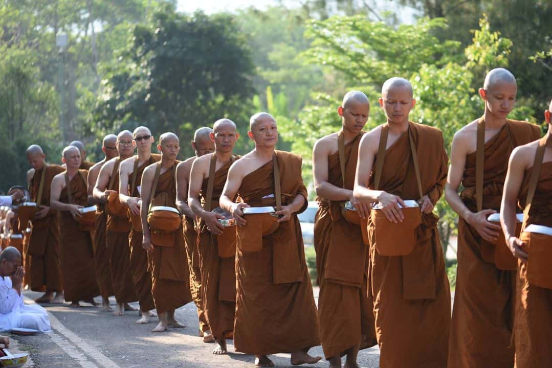แถวพระบวชใหม่ยาวเหยียดท่ามกลางศรัทธาสาธุชน