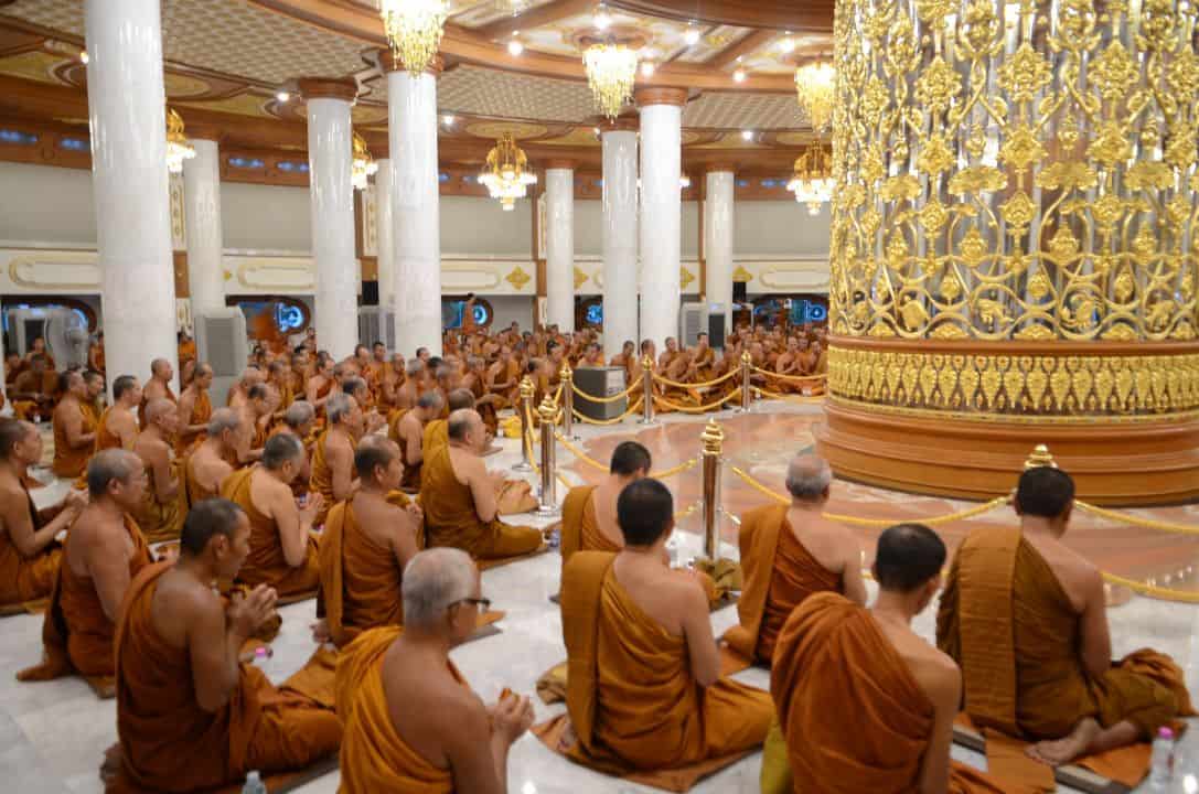 พระสงฆ์เจริญพระพุทธมนต์สมโภช