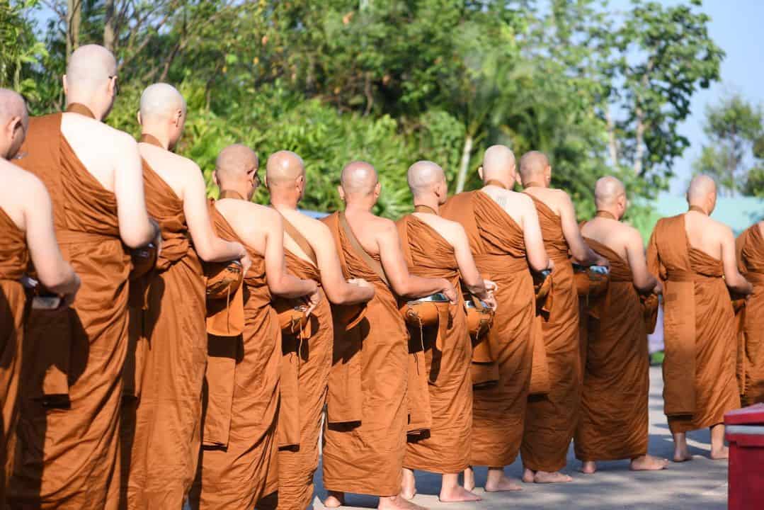 ขบวนแถวบิณฑบาต ณ ลานประทักษิณพระมหาเจดีย์