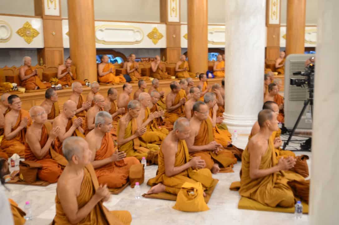คณะสงฆ์เจริญพระพุทธมนต์รอบบุษบกเจดีย์