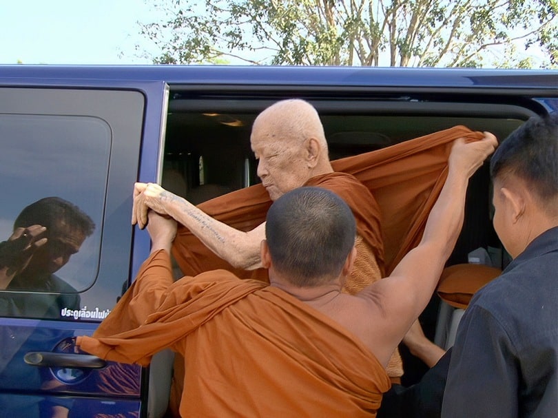 หลวงตาเมตตาเดินทางมา