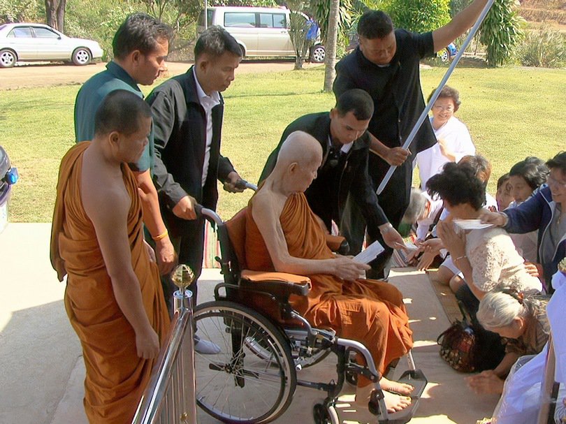 หลวงตาเมตตาเดินทางมา
