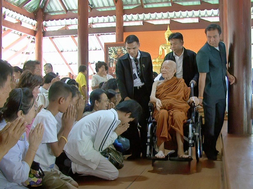 หลวงตาเมตตาเดินทางมา