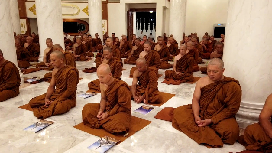 พระสงฆ์นั่งฟังธรรม