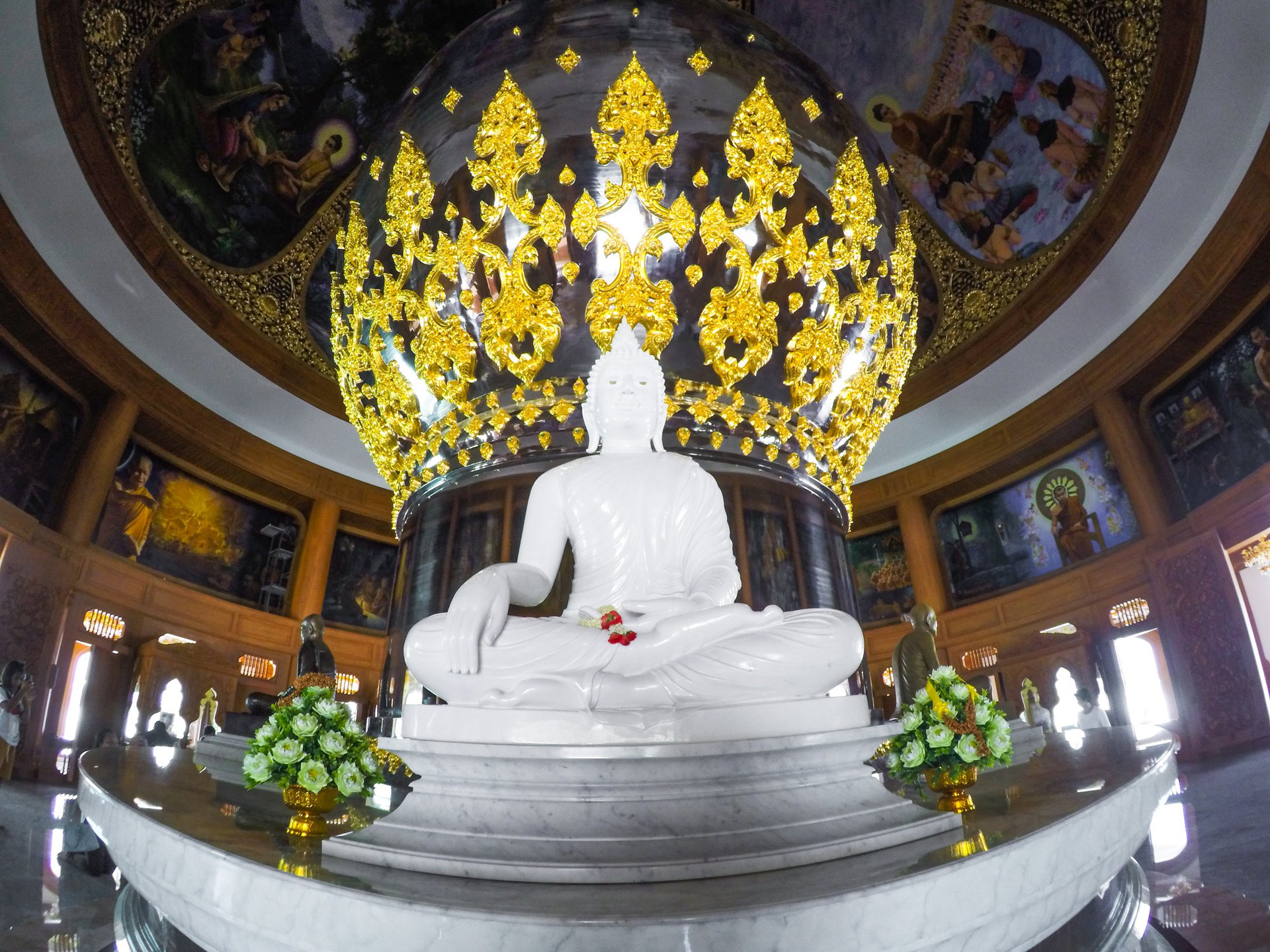 พระพุทธรูปประธานหินอ่อนขาว
