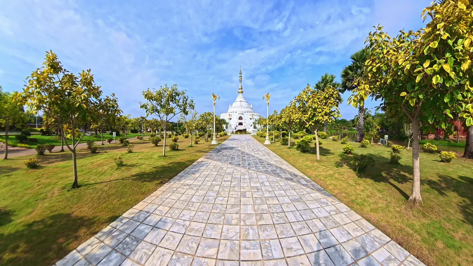 พระมหาเจดีย์ศรีแสงธรรมวิสุทธิมงคล